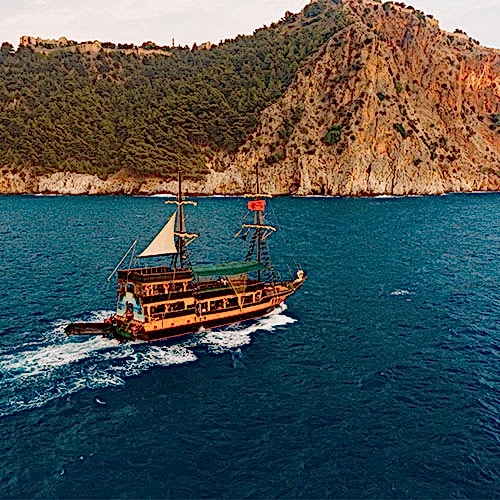 Tekne Kiralamak Kaç TL? 2025 Güncel Fiyatlar ve Detaylar